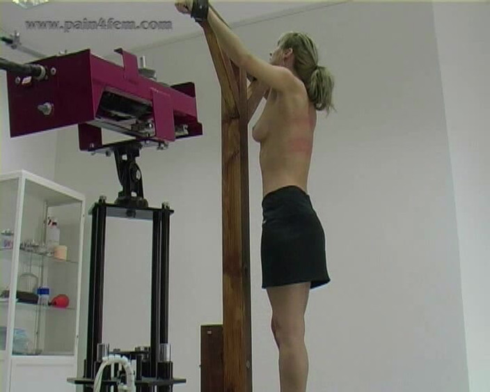 The Spanking Machine: Mesin tamparan cynthiavellons - cambukan punggung telanjang