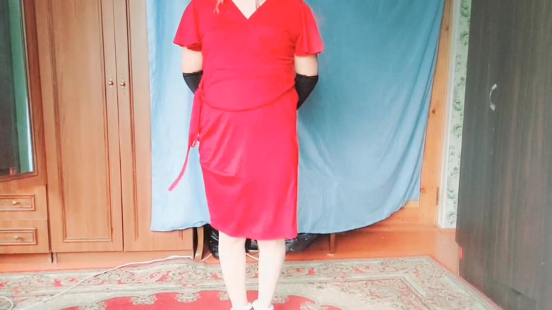 Kitty_Cross: L'arrapante culona culona travestito da solo a casa balla in...