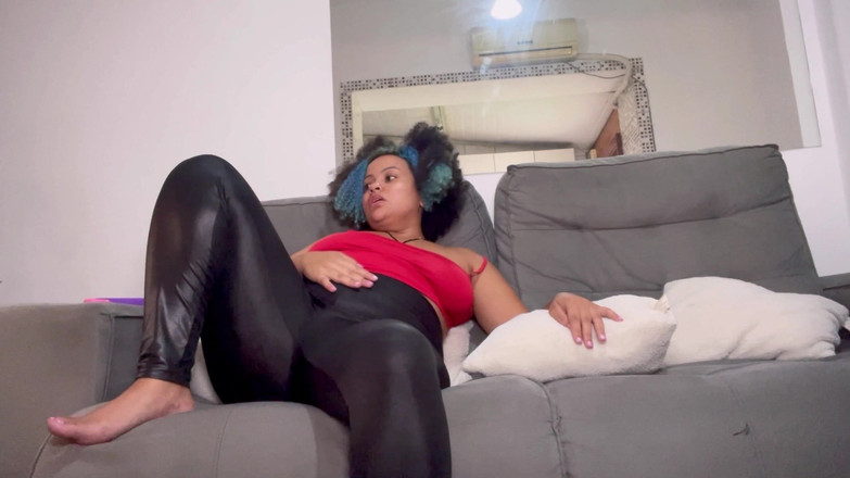 Cutiepiie Chubby: P pedos shinny leggings mientras ve tv pt2