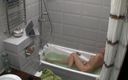 Milfs and Teens: nastolatka dziewczyna robi się niegrzeczna podczas kąpieli