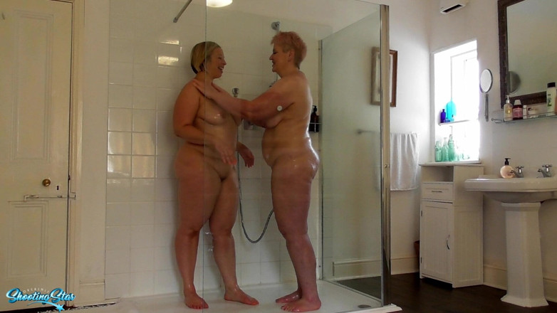 Shooting Star: Masa mandi lesbian