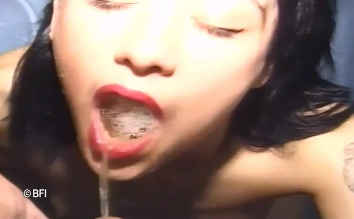 Pissing Girls: Choco piss 2 - pissing in bagno compilazione