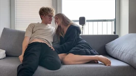 Casal amador fazendo sexo intenso com alguns preliminares anal