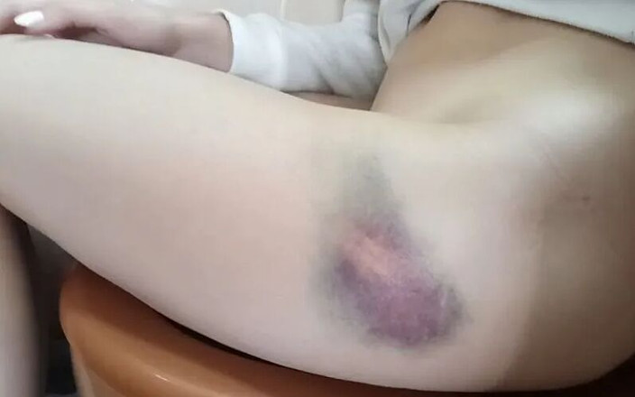 MargoAlisa: Margot čůrá s velkým výstřikem na nohu