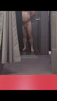 Je me suis fait prendre dans la douche et les vestiaires de la salle de sport
