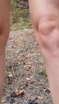 Suivez en plein air un lapin excité aux jambes sexy dans les bois 4k