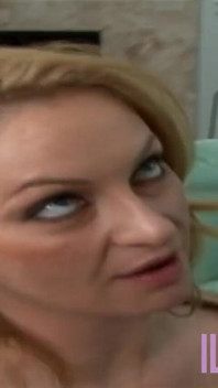 Tatuada peituda loira faz sexo fumegante com pau preto