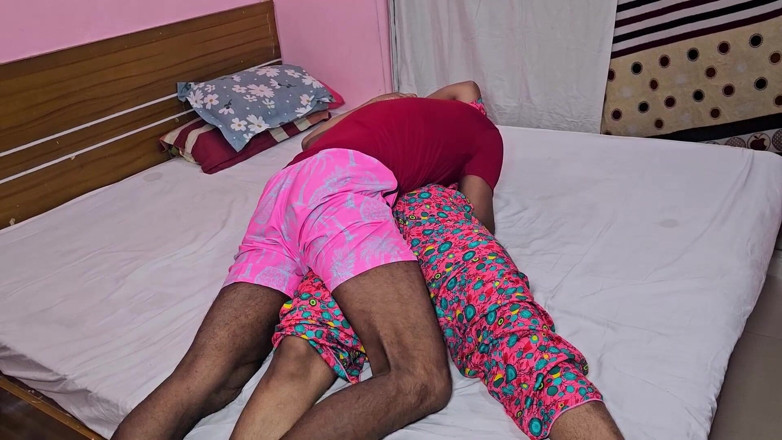 Hot girls video: Indian Shoulder Tightly Squeezed by Sasur