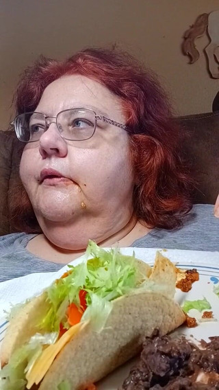BBW nurse Vicki adventures with friends: Jadał duży posiłek domowej roboty taco