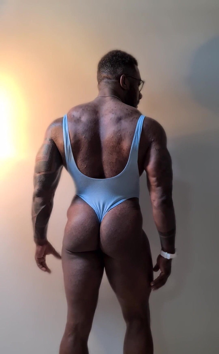 Amadeus: Damm den här trikå gör min röv pop !!