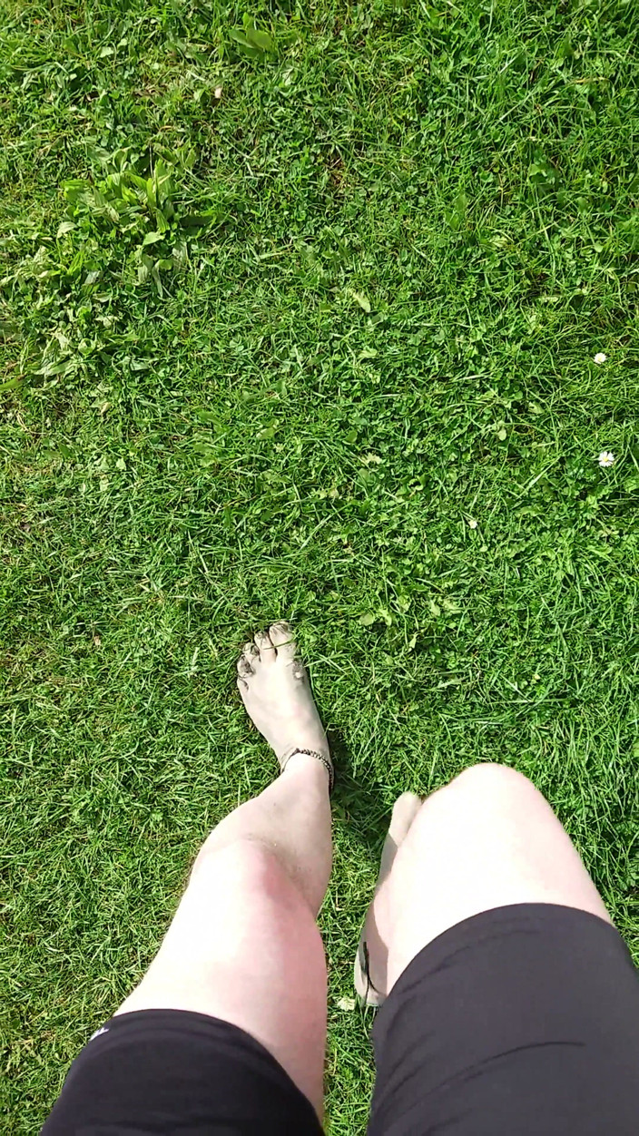 Footfetish: 더러운 발로 해변 산책