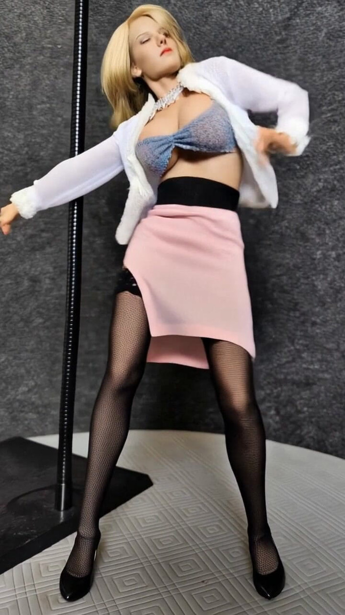 PeacefulDigit325: Marina dansând la bară