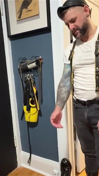 Parado na Casa de Jon para tomar banho depois da academia antes de conhecer amigos no Bar