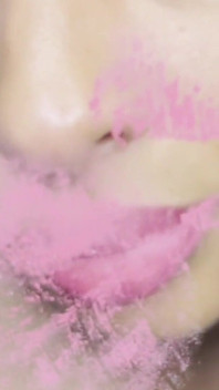 Pink Foxx Memberikan Ciuman