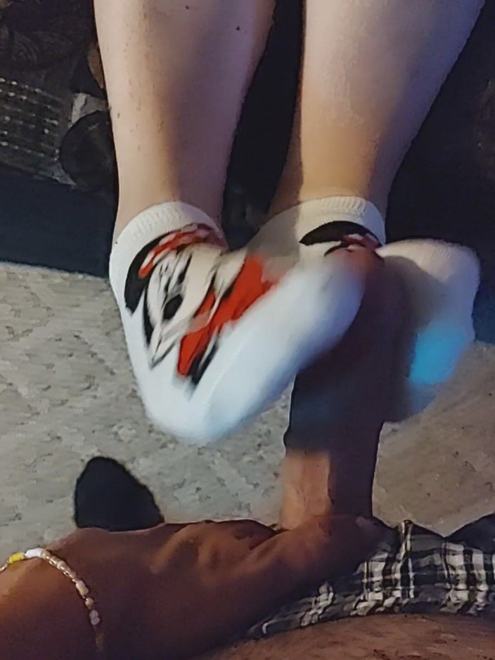 SocksAddict69: Sokjob - Minnie Mouse sock voetenbeurt - gele enkelsokken aftrekken - klaarkomen