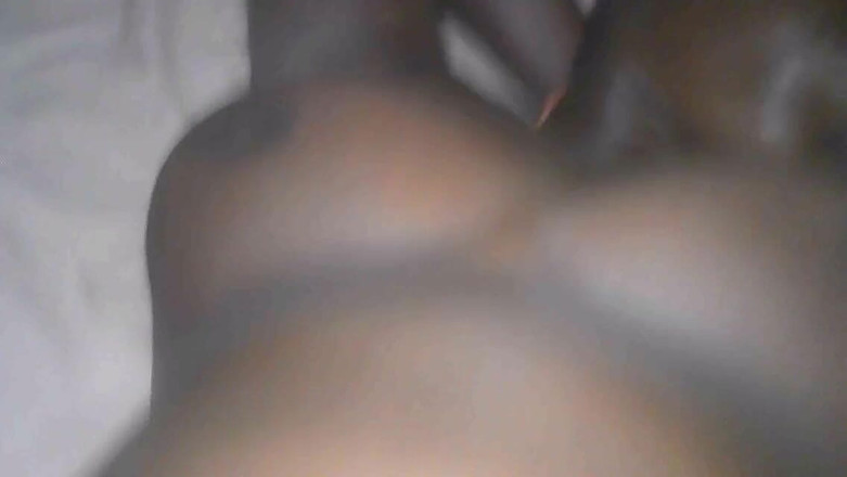 Oladi plenty tv: Ayo a Shade celé video v hotelovém pokoji