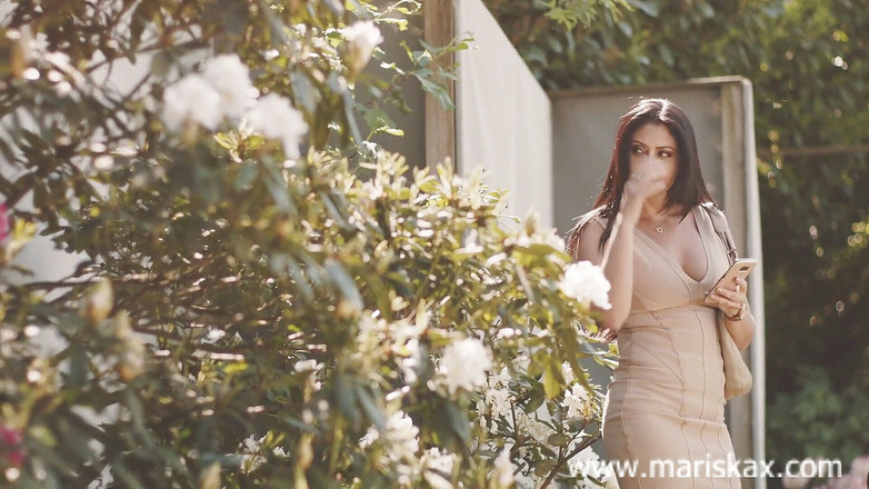 Mariska x: Mr.Longwood के बड़े काले लंड के लिए Mariska द्वारा आउटडोर लंड चुसाई