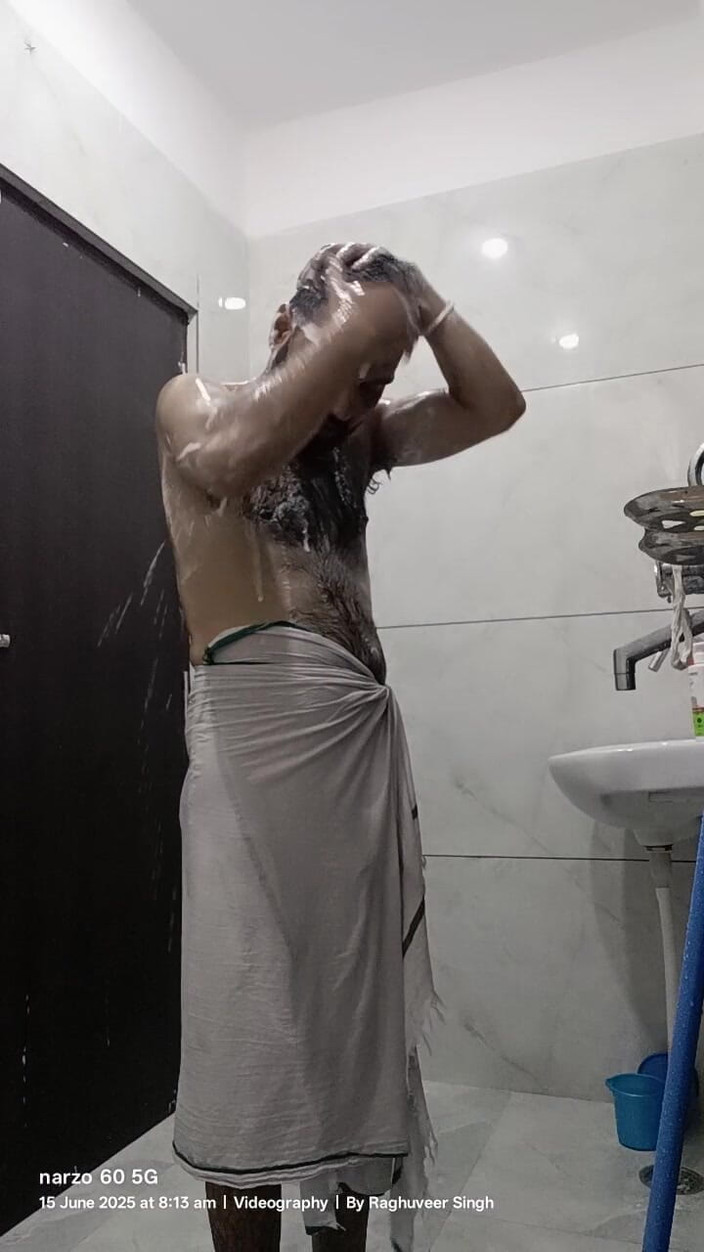 Rajasthani-old-lover: Desi muž si užívá vodu