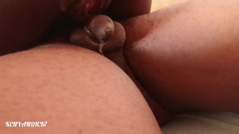 Kenyan Dick7: Крупним планом, чорношкіра з великою дупою катається на члені і натирає клітор на моєму члені, поки вона не досягає оргазму