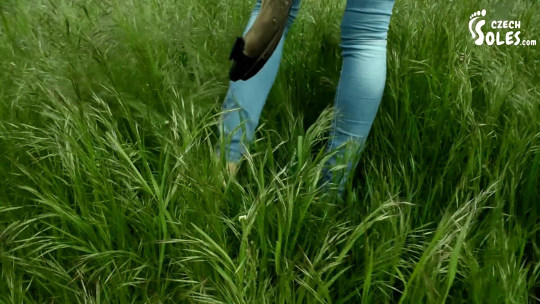 Czech Soles - foot fetish content: Berjalan bertelanjang dan mendapatkan tapak kaki seksinya dengan sangat kotor