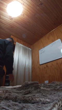 Odamda yalnız: kirli iç çamaşırımı değiştiriyorum ve sert bitiriyorum