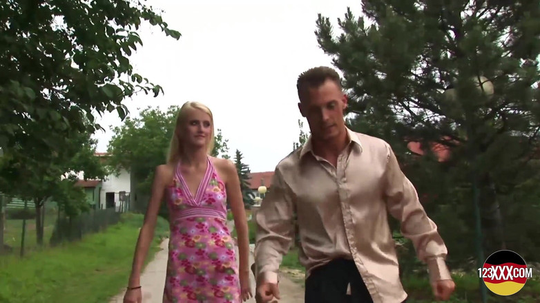 123XXX - Fucked Amateurs in Germany!: Miluje, když jí strčíš dlouhého ptáka hluboko do krku.