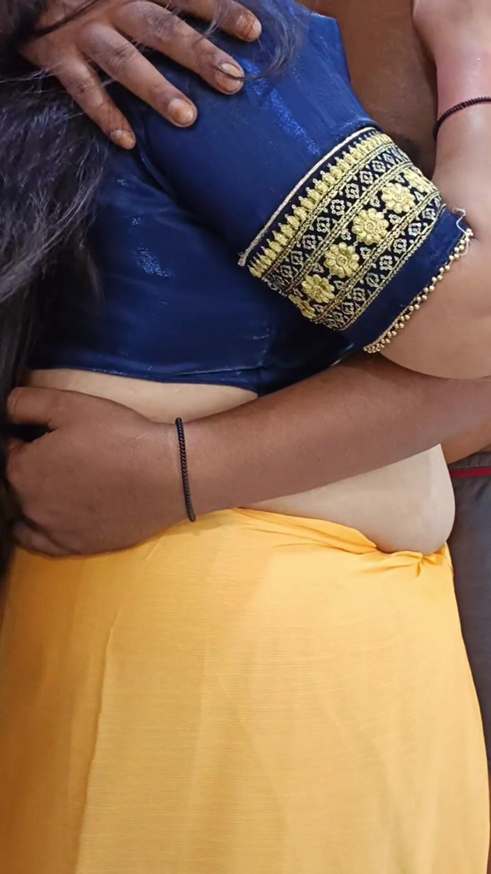 Catchybusty: Bhabhi Saree를 의도적으로 벗어