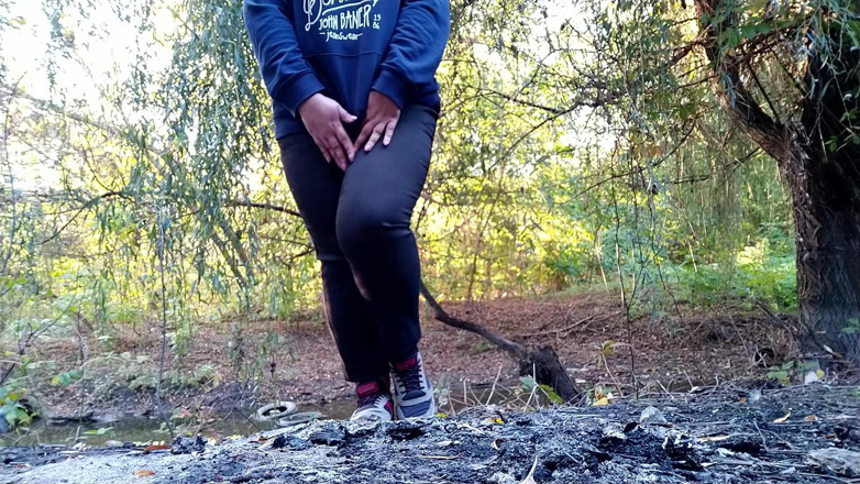 Elena: MILF w dżinsach i podpasce na majtkach sika nad rzeką