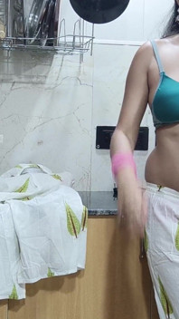 La matrigna arrapata saara scopa il grosso cazzo del figliastro invece di allenarsi