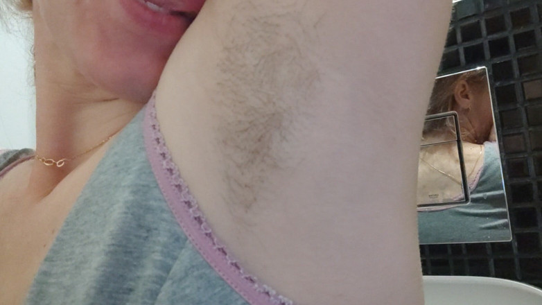 Risky Hairy Couple: Kıllı koltuk altı yalama ve sütlü memeler