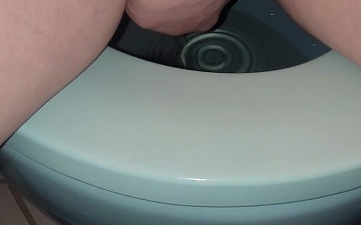 On cloud sixty nine: Vrouw pist in toilet