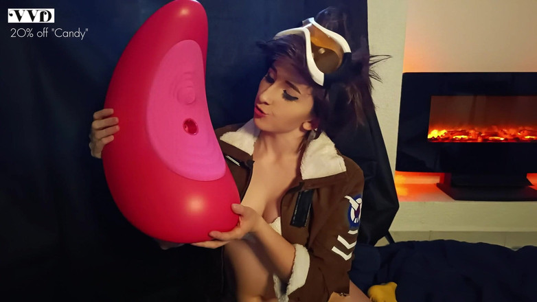 Kndy Kmille: Yndige Cammy Har Forblffende Orgasmer I Sin Vibrerende Stol (tracer Cosplay)