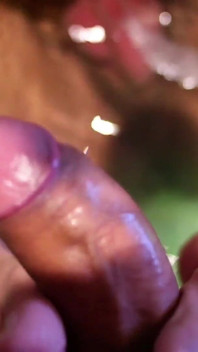 Dreichwe me fait un footjob incroyable. Il me fait recouvrir ses pieds de sperme puis les lèche