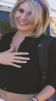 Sexy Eisszene - 4_blonde teenager mit kleinen titten bekommt eine ladung im Eiswagen