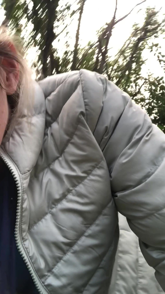 Pissing Paradise: Kucanie Na Zewnątrz, Aby Zrobić Ogromny Potężny Sikanie