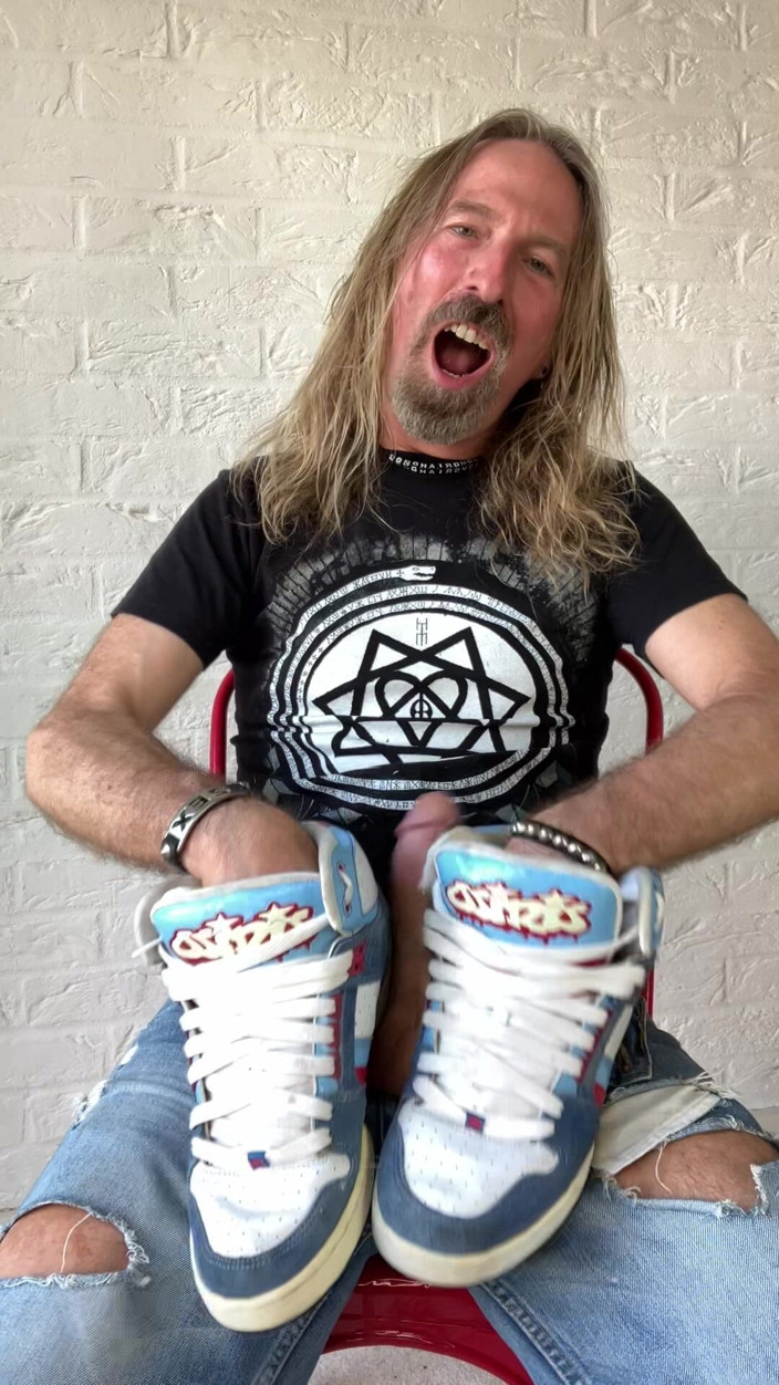 Longhairdude: Longhairdude, branlette et éjaculation avec des dresseurs Osiris, jean déchiré, tshirt