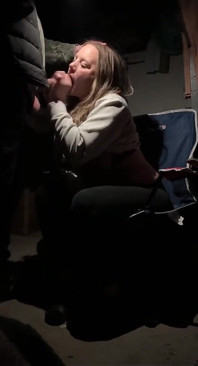Sorrateira milf chupa pau na garagem