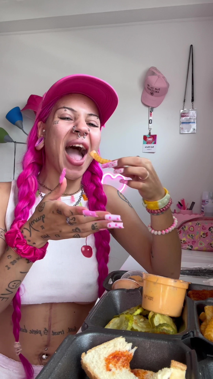 Nali Marie: Mangiando Mukbang sploshing enorme pasto cibo con pollo e formaggio...