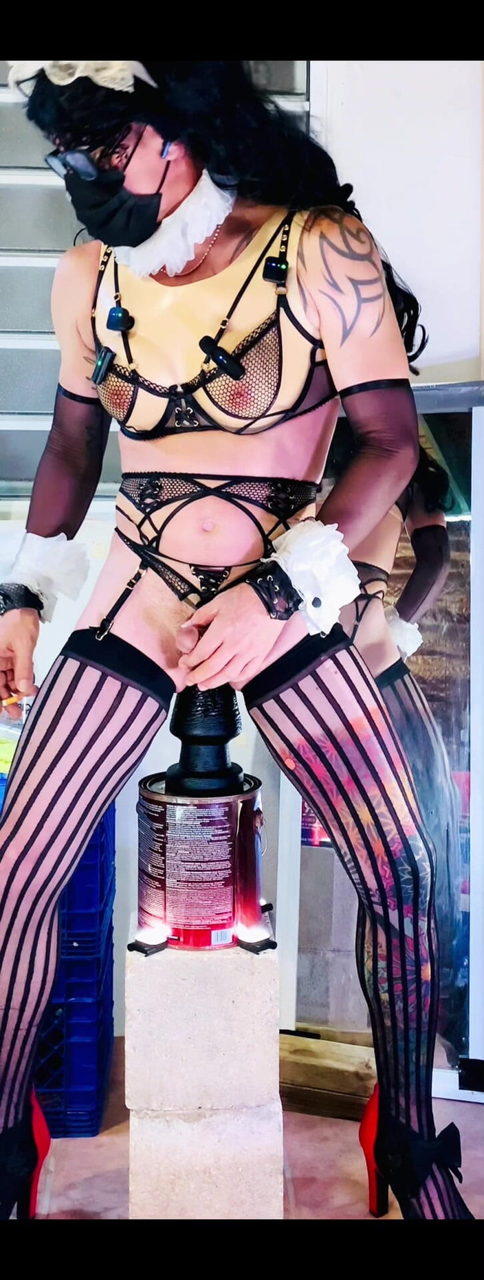 Benito414: Femboy sexy lingerie cavalgando grande consolo preto