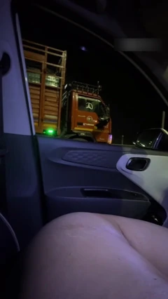 Desi manželka se ukazuje kamionistům a kouří na dálnici