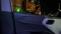 Hintli evli kadın kamyonculara teşhir ediyor ve otobanda emiyor