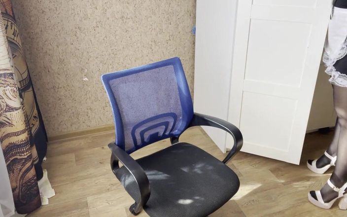 Lux Eva: Młoda pokojówka z dużymi piersiami palcowania cipki podczas rozmowy