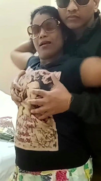 Une belle Indienne sexy chevauche une bite bien dure et suce son copain excité - vidéo de baise pour le nouvel an