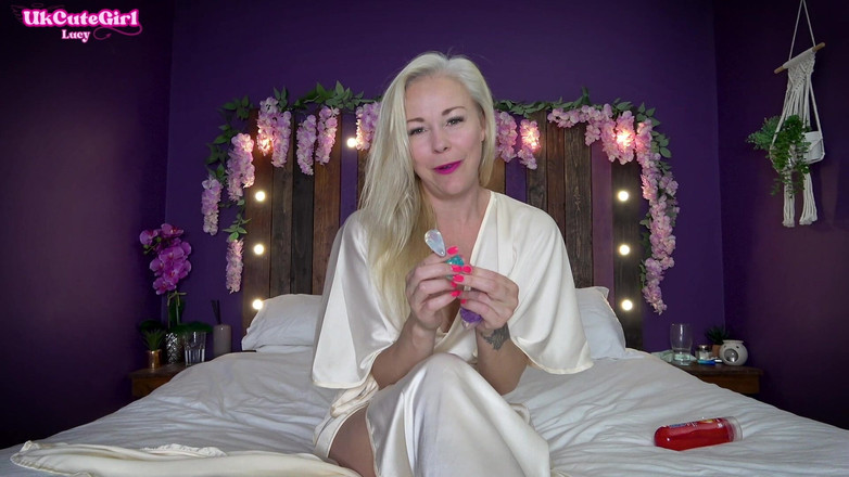 UKCuteGirl: 插入和滴水 - 完整的肛门伸展和玩弄阴蒂高潮