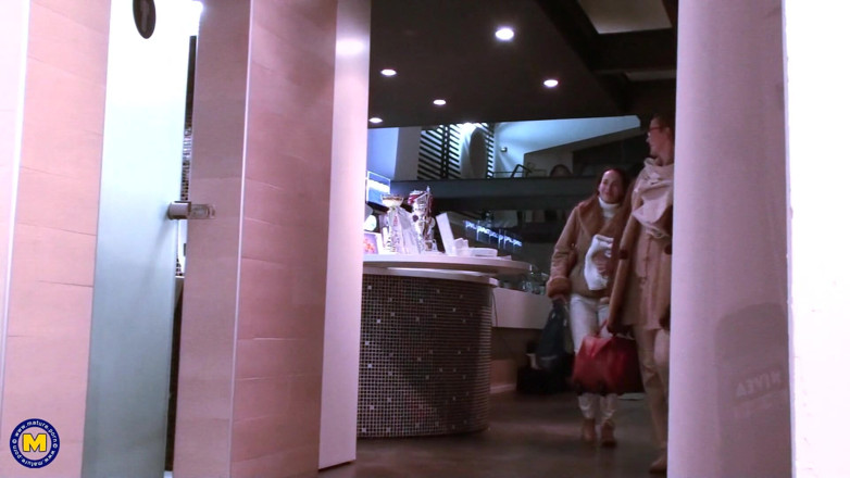 Mature NL: คุณแม่ๆ ผ่อนคลายแล้วถอดเสื้อผ้าออกหมด