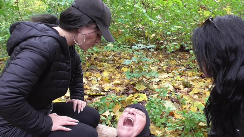 Femdom Austria: 숲에서 침 뱉기