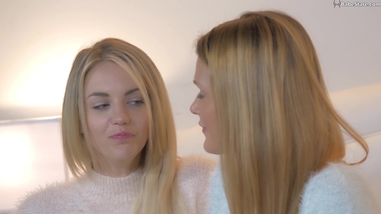 Babe Stare: Dos guapas modelos rubias están a punto de hacer un...