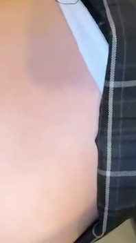 세 번의 마무리로 야생 애널 질싸. 오럴 플레이와 원시 섹스는이 가라오케 트리플 기능을 강렬하게 만듭니다.