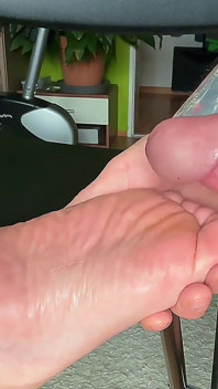 Adik tiriku dengan kaki jenjang yang aduhai dicrot di kaki