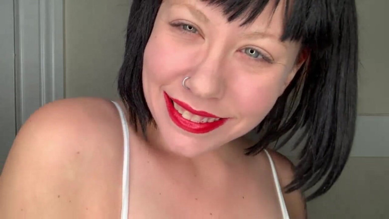 Deanna deadly: Novia provoca con labios rojos y lencería blanca
